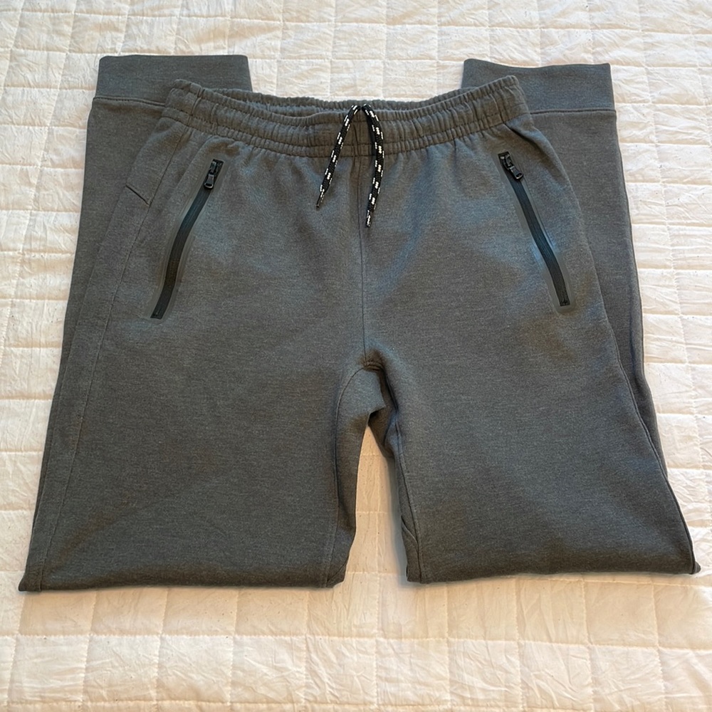 NWOT Old Navy joggers. Kids XL (14-16) Medium grey with front zip pockets. Nice!